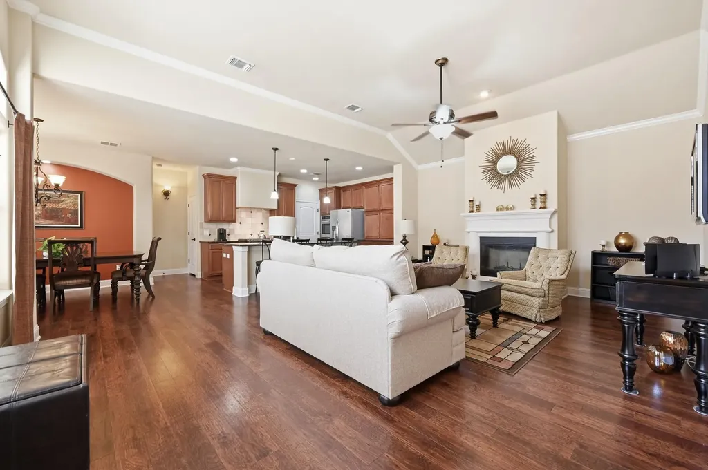 127 Via Villina Buda TX 78610