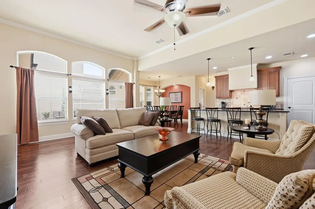 127 Via Villina Buda TX 78610