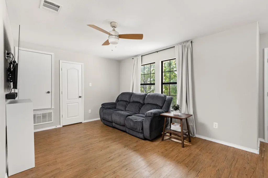 1660 Bayland Street Round Rock TX 78664