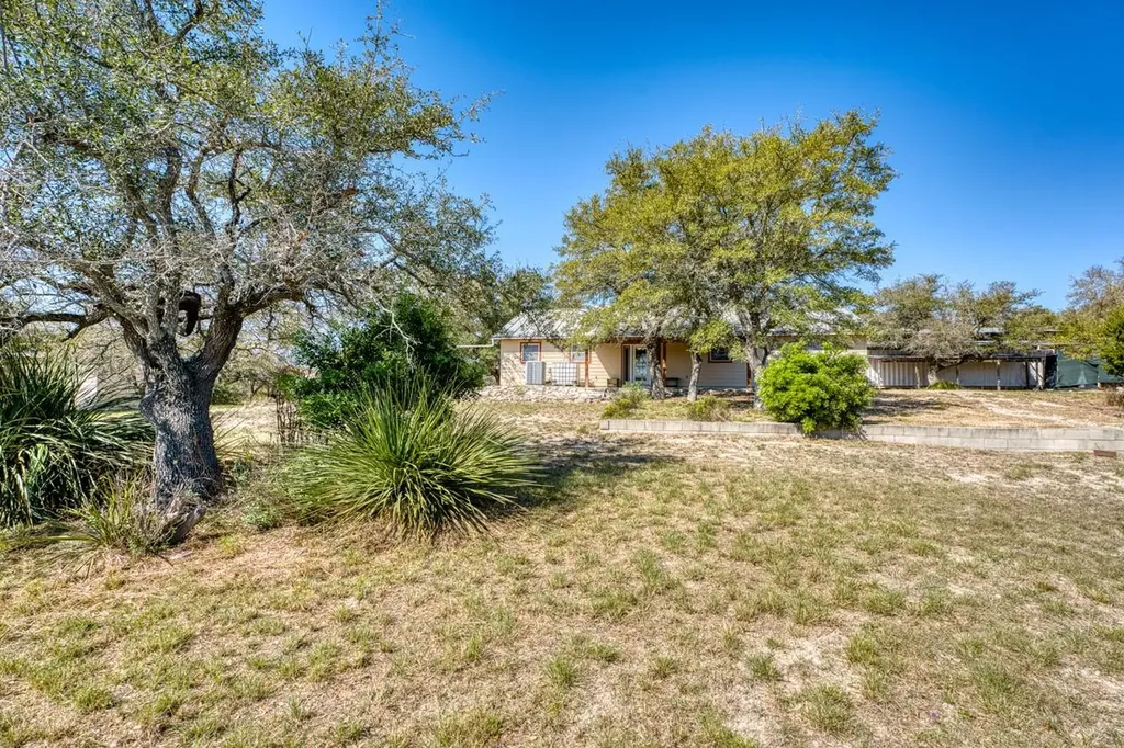 1129 Lonesome Loop Blanco TX 78606