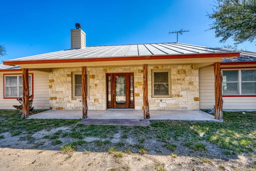 1129 Lonesome Loop Blanco TX 78606