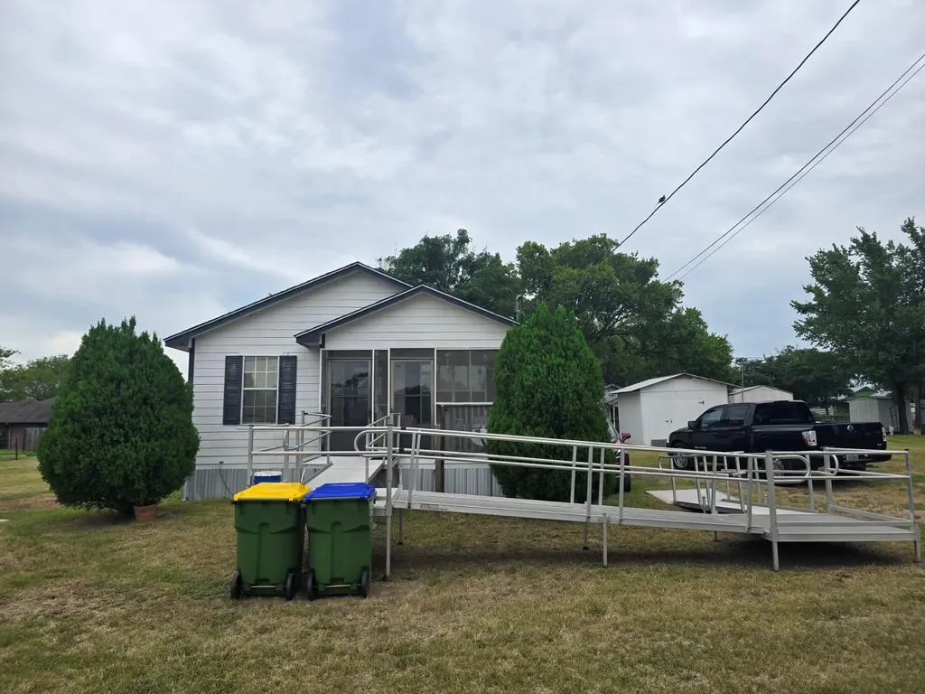 1517 School Street Gonzales TX 78629