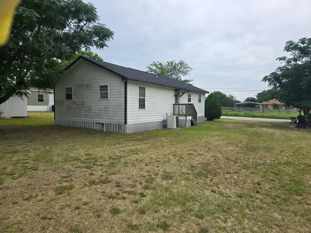 1517 School Street Gonzales TX 78629