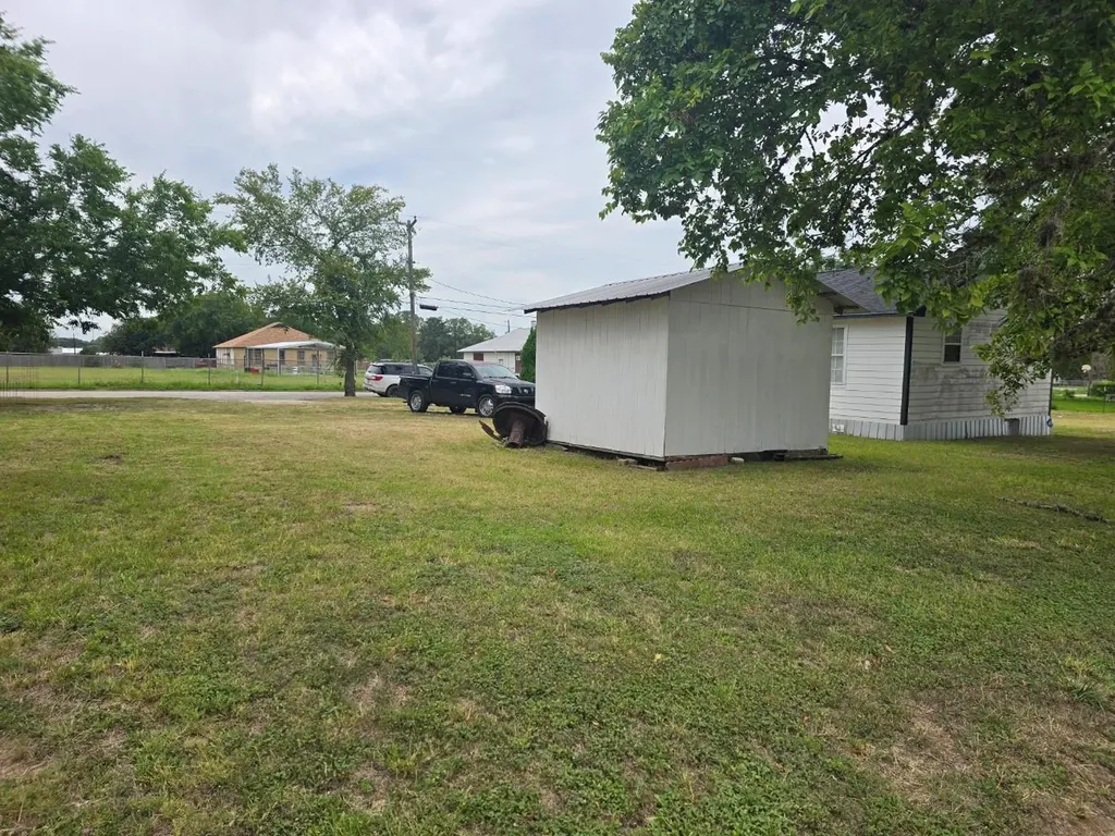 1517 School Street Gonzales TX 78629