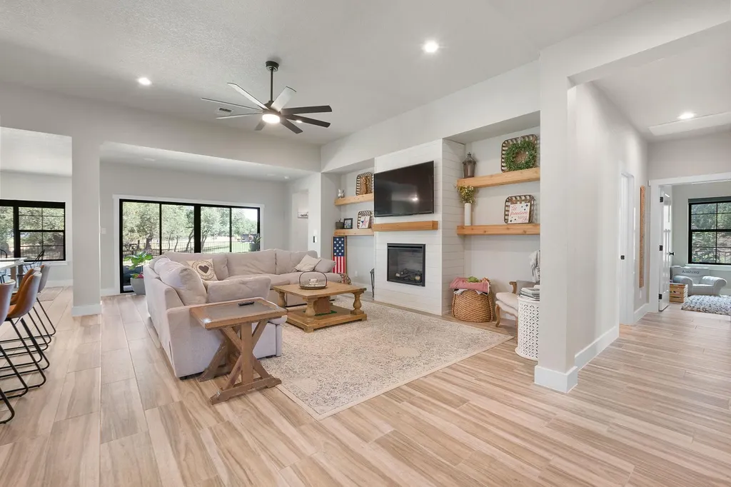 809 John Price Blanco TX 78606