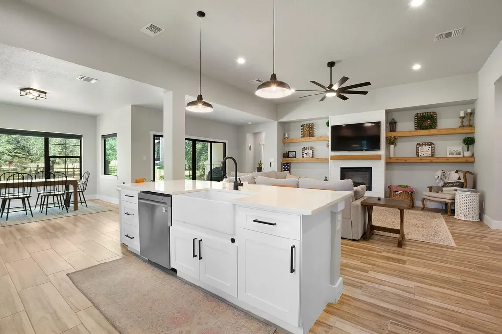 809 John Price Blanco TX 78606