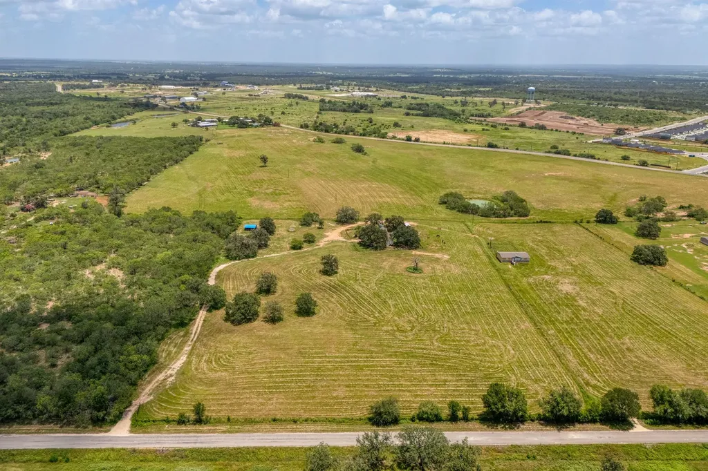 3291 Washburn Road Luling TX 78648
