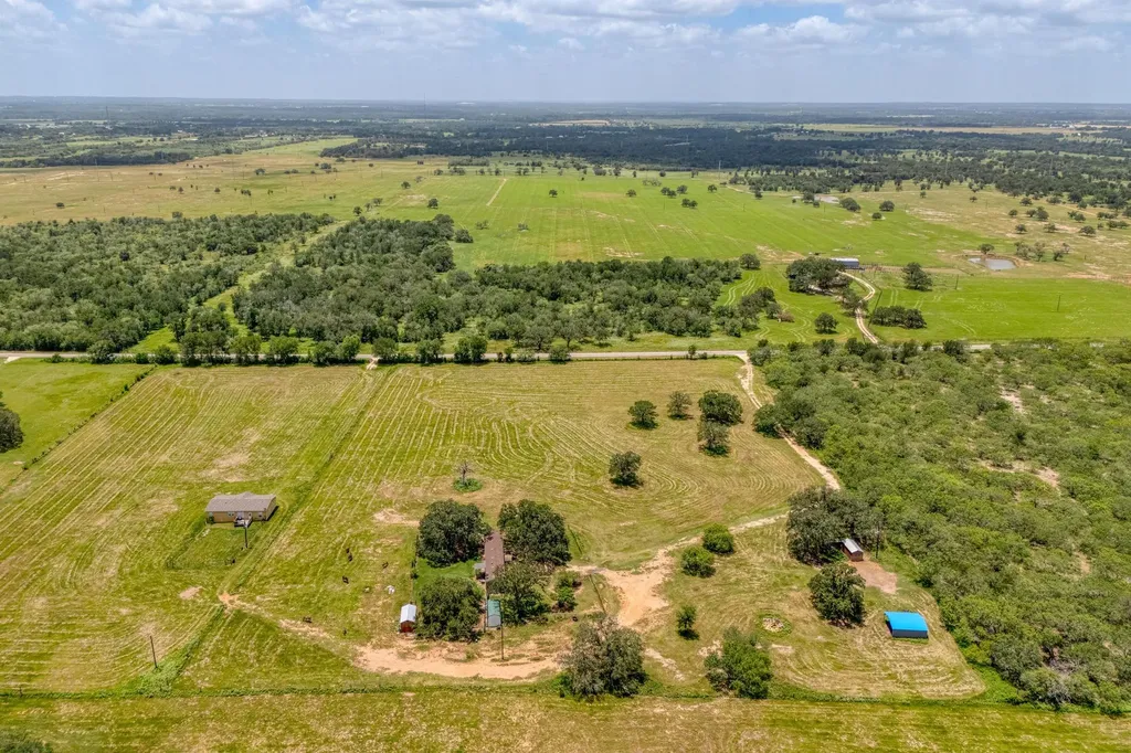 3291 Washburn Road Luling TX 78648