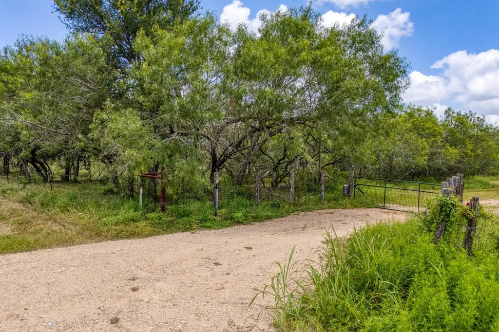 3291 Washburn Road Luling TX 78648
