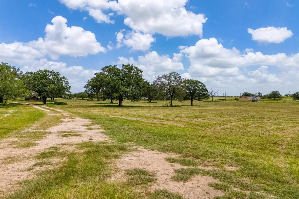 3291 Washburn Road Luling TX 78648