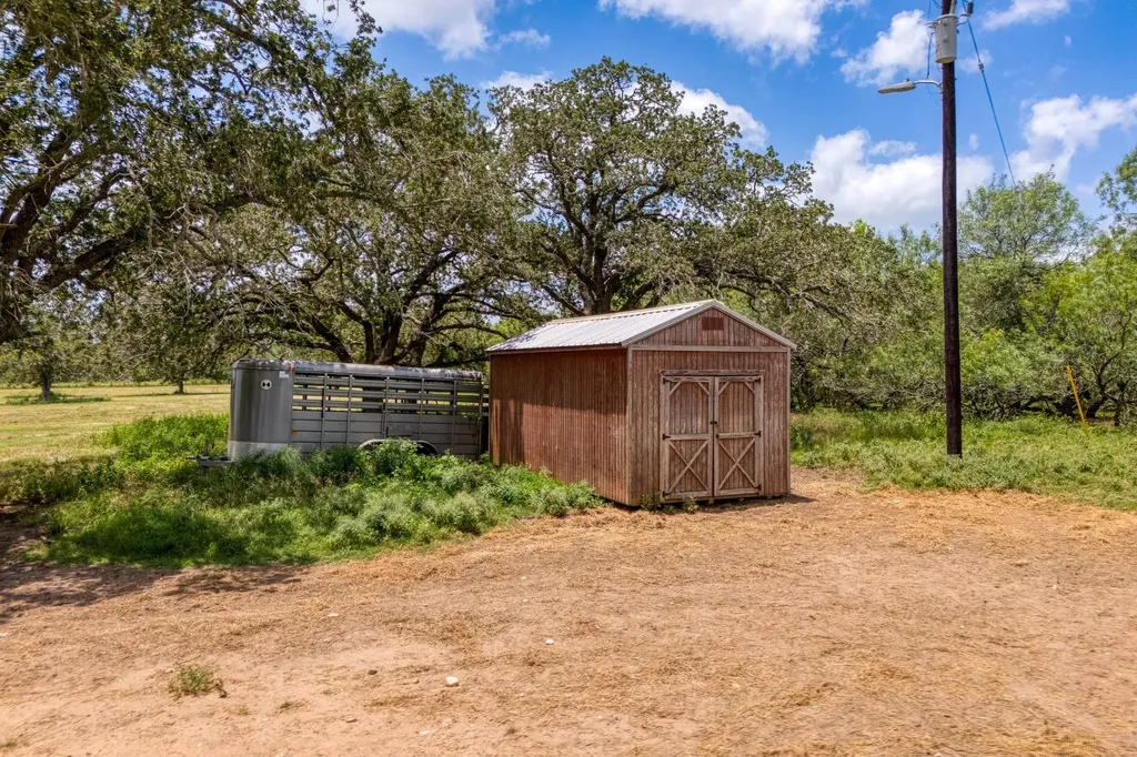 3291 Washburn Road Luling TX 78648