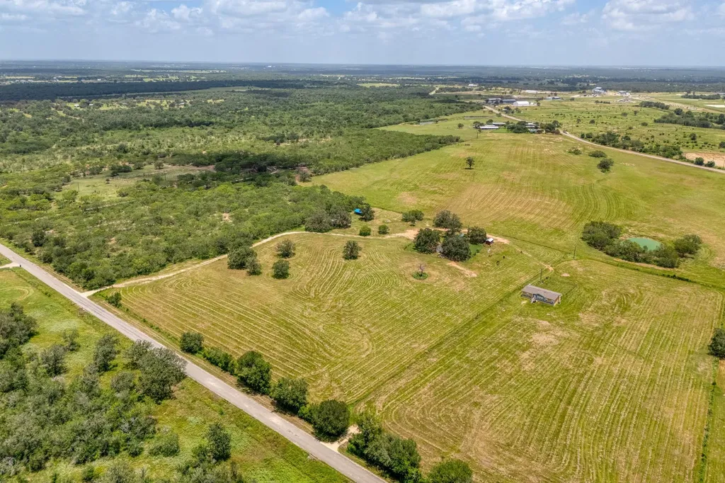 3291 Washburn Road Luling TX 78648