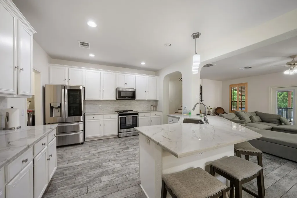 10232 Grizzly Oak Drive Austin TX 78748