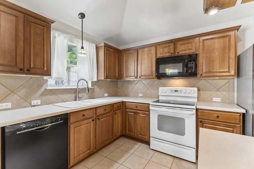 2106 Narrow Glen Parkway Austin TX 78744