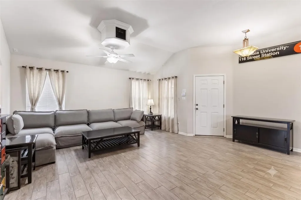 2106 Narrow Glen Parkway Austin TX 78744