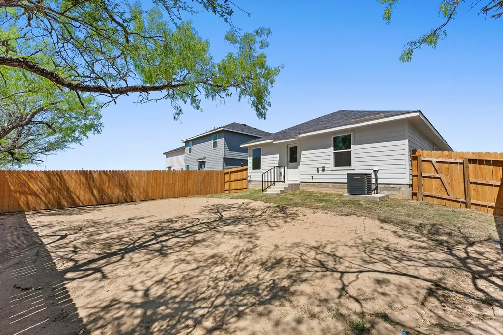 304 Wild Goose Drive Luling TX 78648
