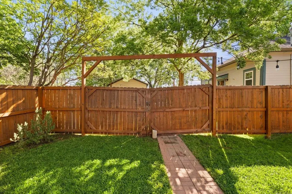 314 W Third Street Taylor TX 76574