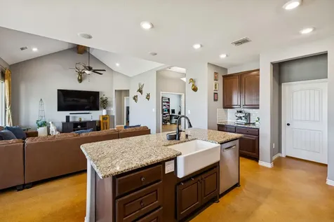 5476 County Road 427 Stockdale TX 78160
