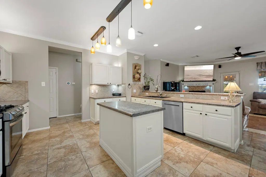17813 Floribundas Lane Elgin TX 78621