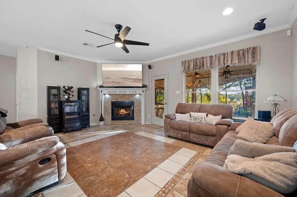 17813 Floribundas Lane Elgin TX 78621