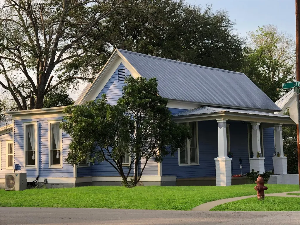 501 Burleson Street Smithville TX 78957