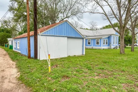 501 Burleson Street Smithville TX 78957