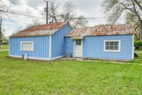 501 Burleson Street Smithville TX 78957