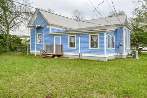 501 Burleson Street Smithville TX 78957