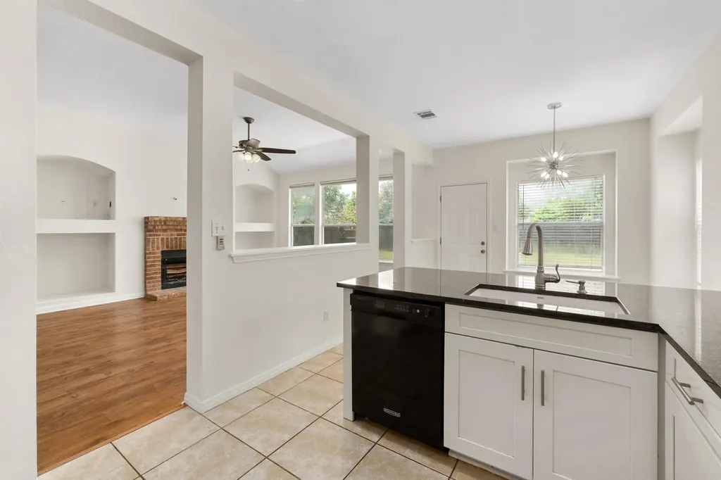 1105 Woodview Drive Leander TX 78641