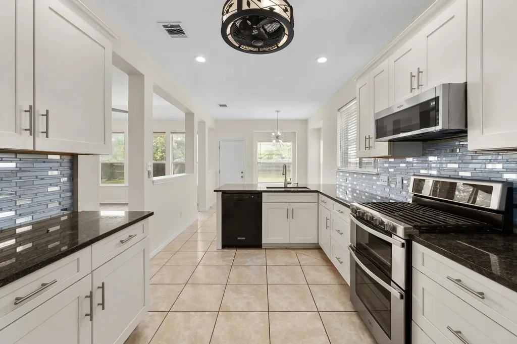 1105 Woodview Drive Leander TX 78641