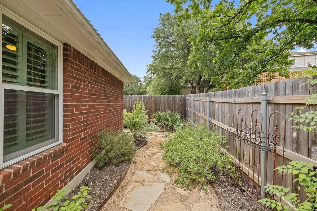 6706 Debcoe Drive Austin TX 78749