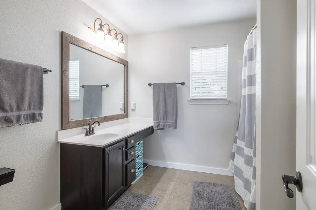 2158 Herzog Kyle TX 78640