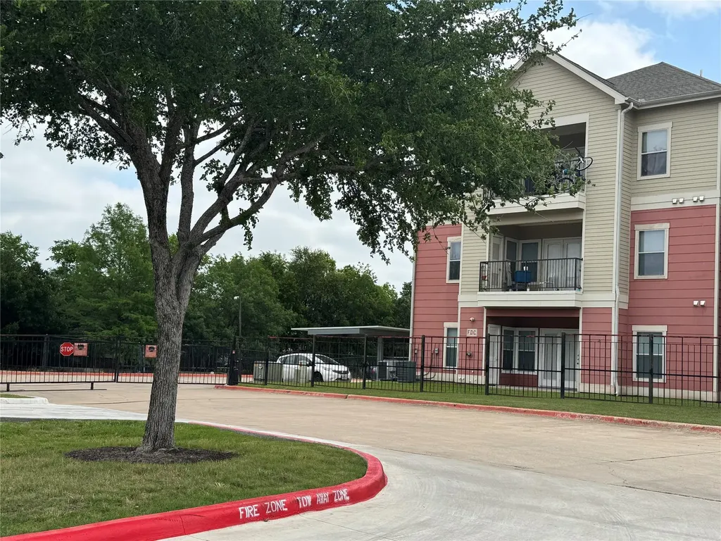 1901 Crossing Place Austin TX 78741