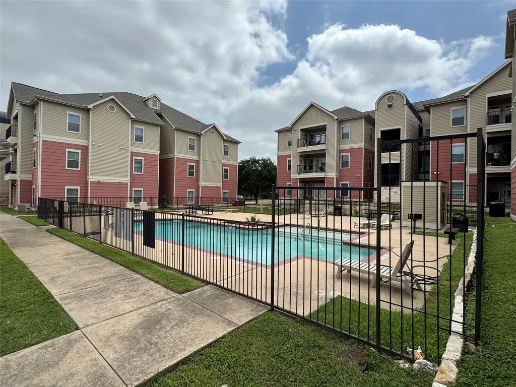1901 Crossing Place Austin TX 78741