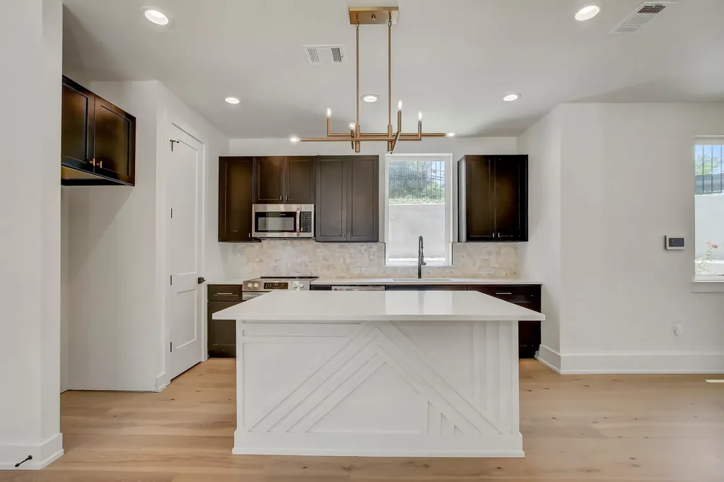 4127 E 12th Street Austin TX 78721