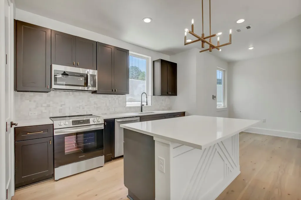 4127 E 12th Street Austin TX 78721