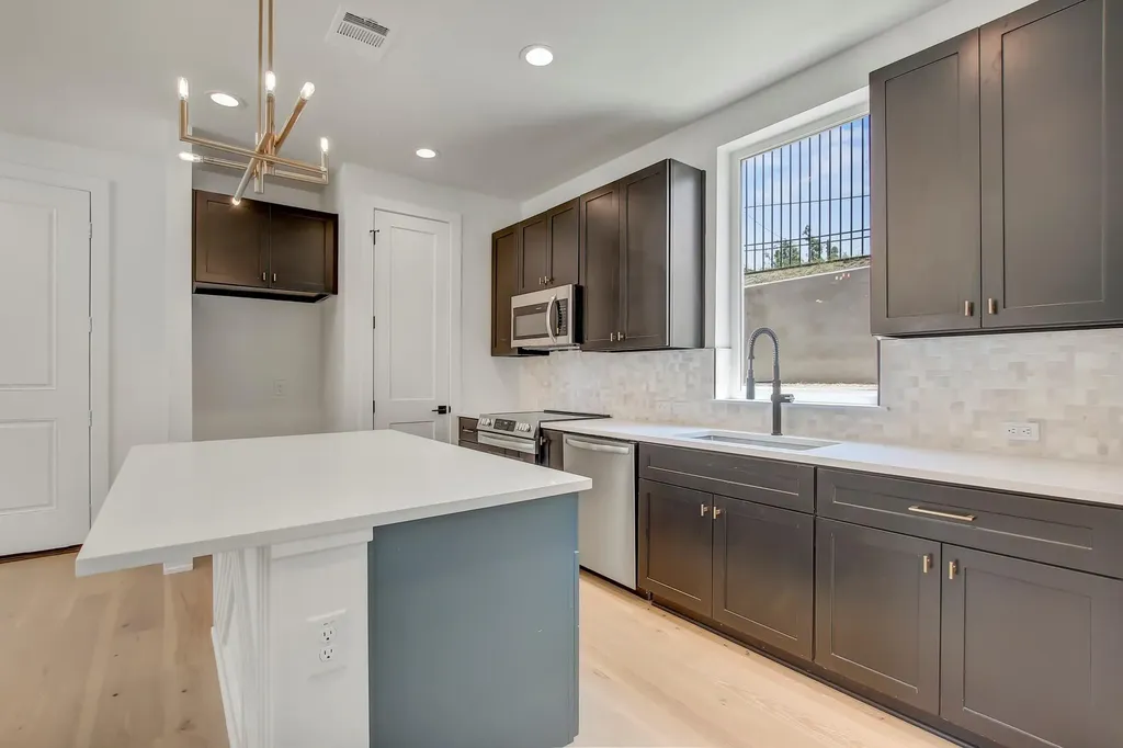 4127 E 12th Street Austin TX 78721