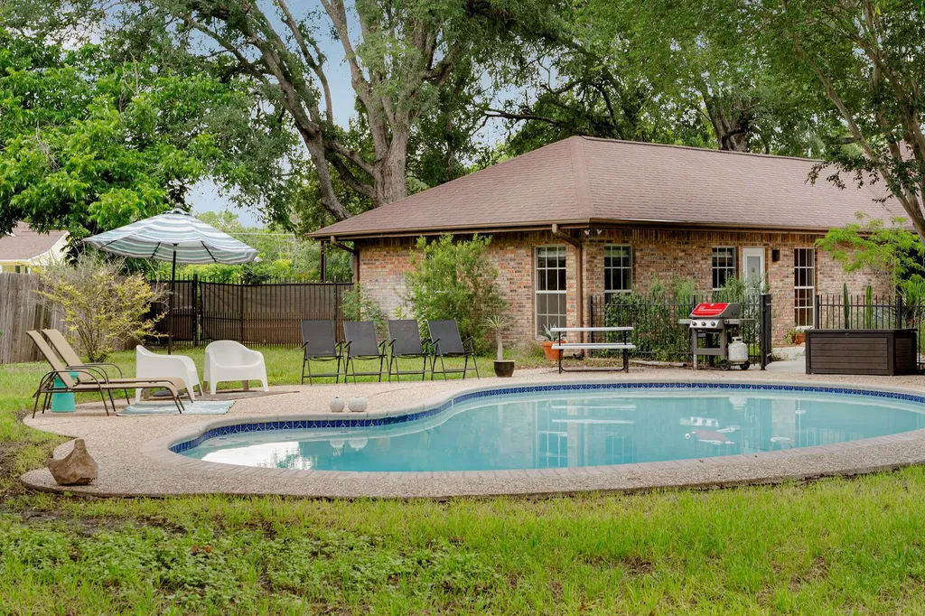400 Hackberry Street Lockhart TX 78644