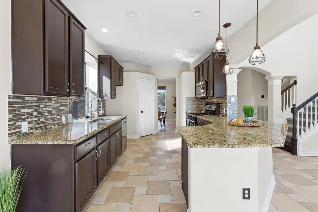 7024 Thistle Hill Way Austin TX 78754