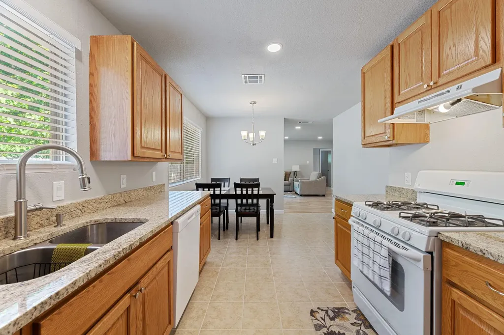 2106 Ponciana Loop Austin TX 78744