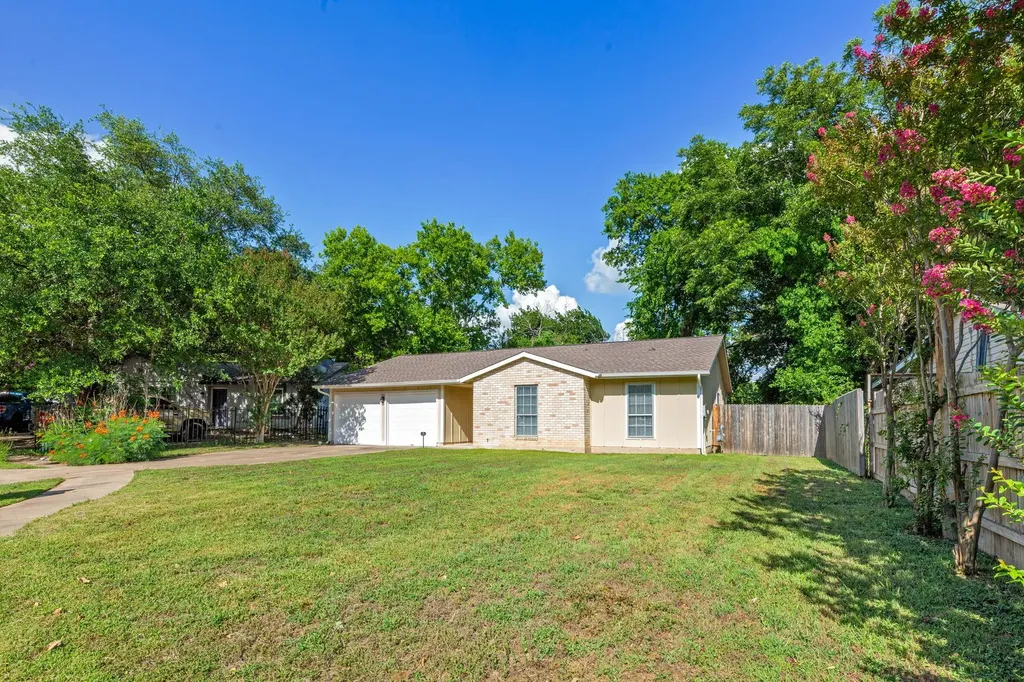 2106 Ponciana Loop Austin TX 78744