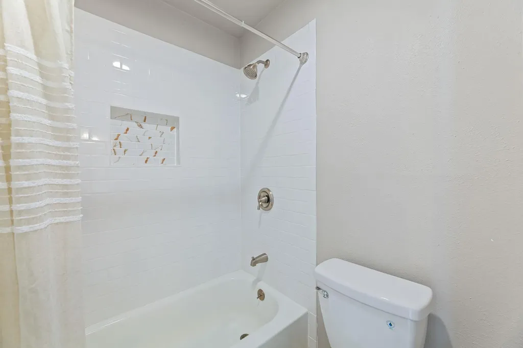 2106 Ponciana Loop Austin TX 78744