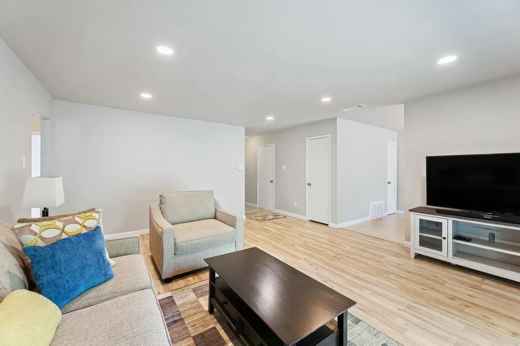2106 Ponciana Loop Austin TX 78744