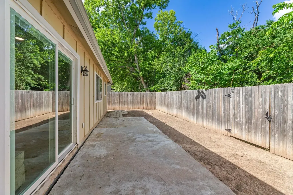 2106 Ponciana Loop Austin TX 78744