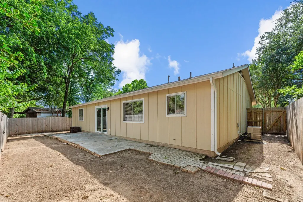 2106 Ponciana Loop Austin TX 78744