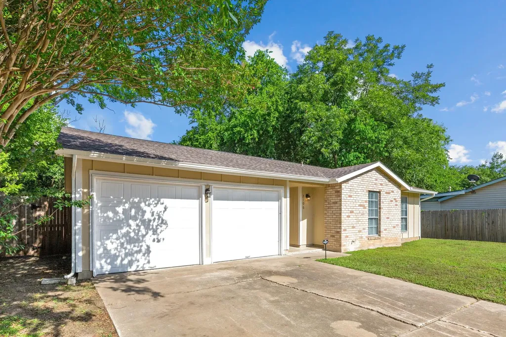 2106 Ponciana Loop Austin TX 78744