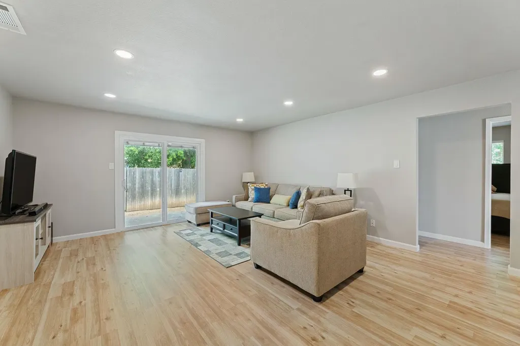 2106 Ponciana Loop Austin TX 78744