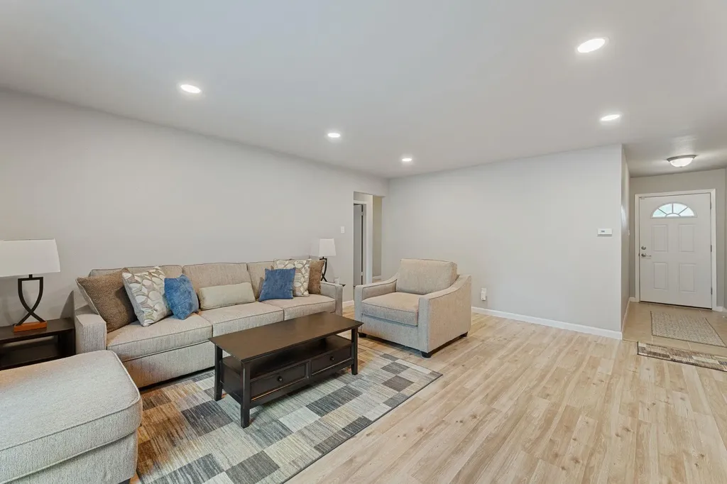 2106 Ponciana Loop Austin TX 78744