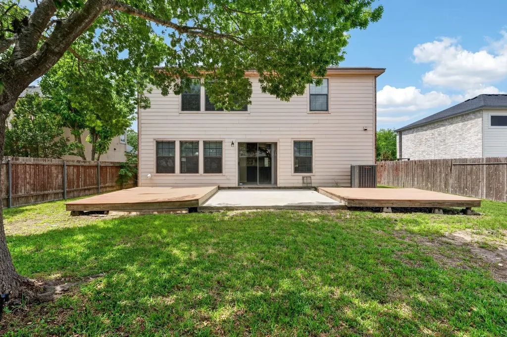 204 Lauren Loop Leander TX 78641