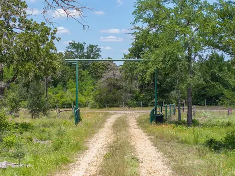 1004 22 Hills Road Gause TX 77857
